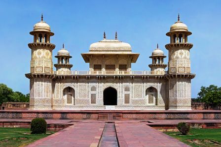 Itmaddaulah Tomb in Hindi