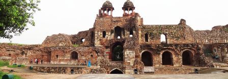 This image has an empty alt attribute; its file name is purana-qila1.jpg