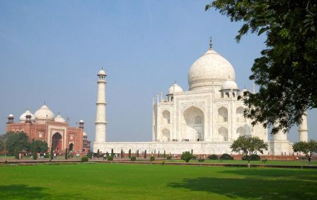 This image has an empty alt attribute; its file name is tajmahal-3.jpg